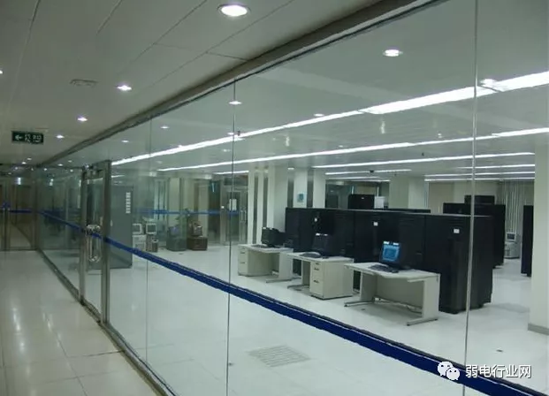 【知識】機房做隔斷為什么要用防火玻璃？(圖1)